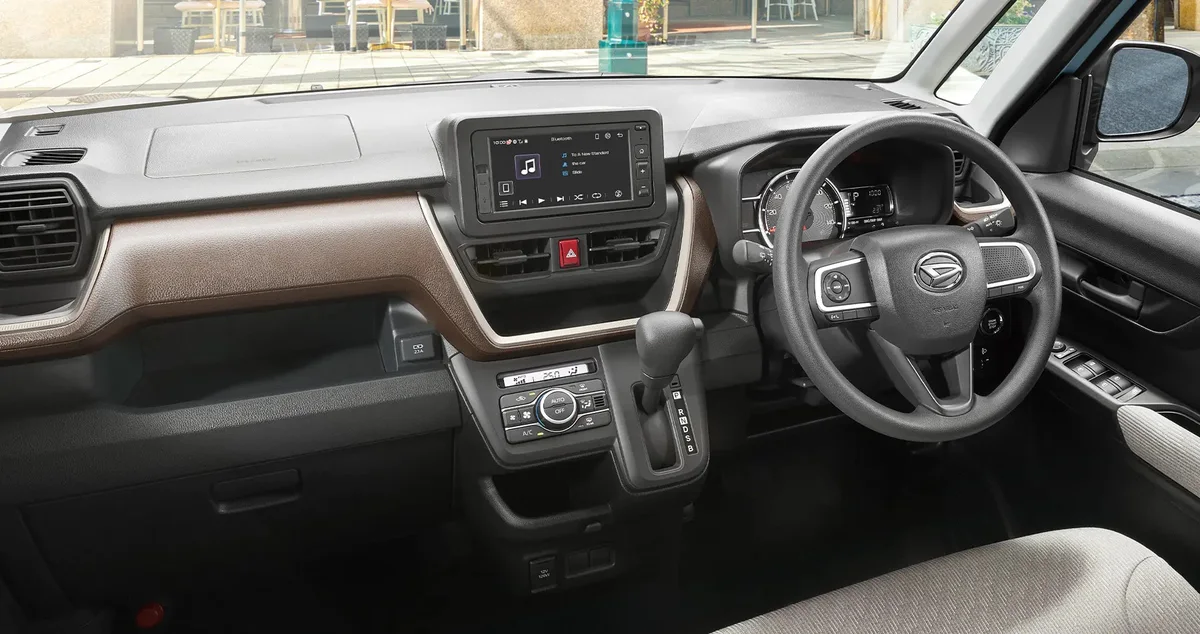 ダイハツ ムーヴ ムーヴ X(2WD)の運転席まわりです。写真の6.8インチスマホ連携ディスプレイオーディオ(純正ナビ装着用アップグレードパック付)はメーカーオプションです。