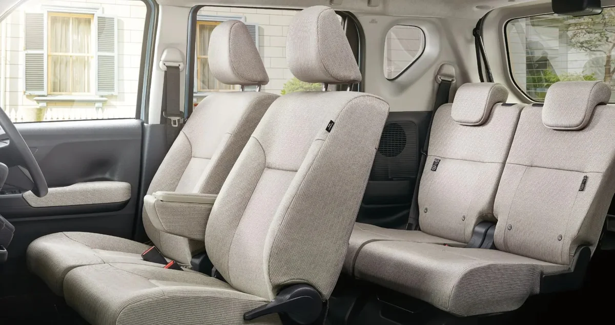ダイハツ ムーヴ ムーヴ X(2WD)の前席と後席です。