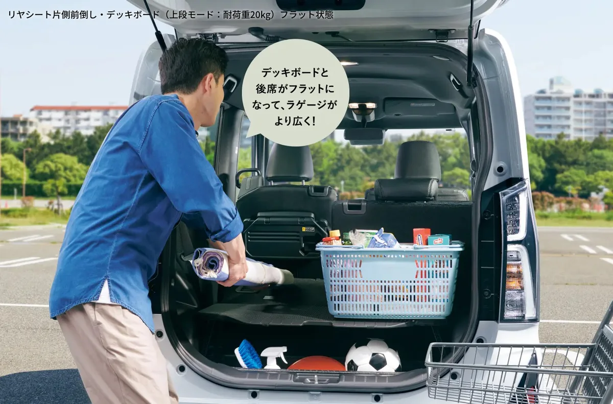 ダイハツ タントカスタム 上下2段調節式デッキボードの上段モードで、後席片側を倒した状態です(タントカスタムX 2WD)。