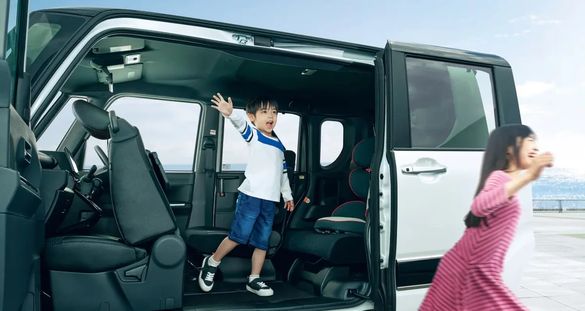 ダイハツ タントカスタム 助手席側の前後ドアを開けたミラクルオープンドアです(タントカスタムX 2WD)。