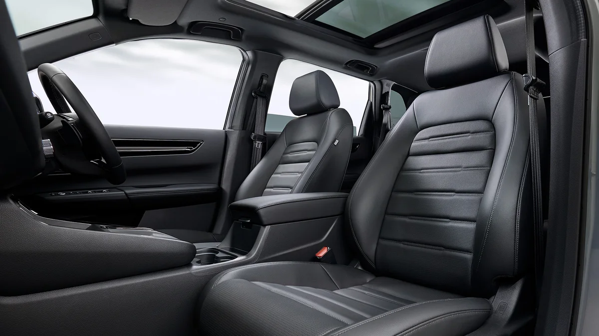 ホンダ CR-V 上質な仕立てのインテリア（写真はサンルーフ装着のe:HEV RS BLACK EDITION）。