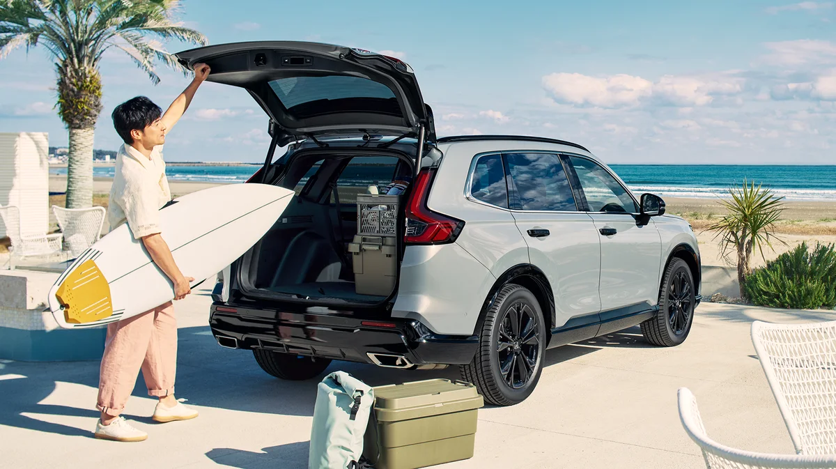 ホンダ CR-V ゴルフバッグやサーフボードなども積み込める荷室。