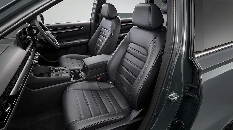 ホンダ CR-V キルティングとパンチング加工を施した本革シート。