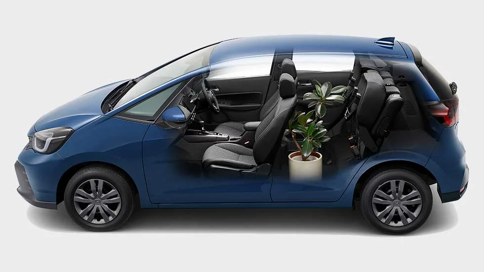 ホンダ フィット 後席の座面をはね上げたトール・モード。観葉植物のような背の高い荷物も積めます。