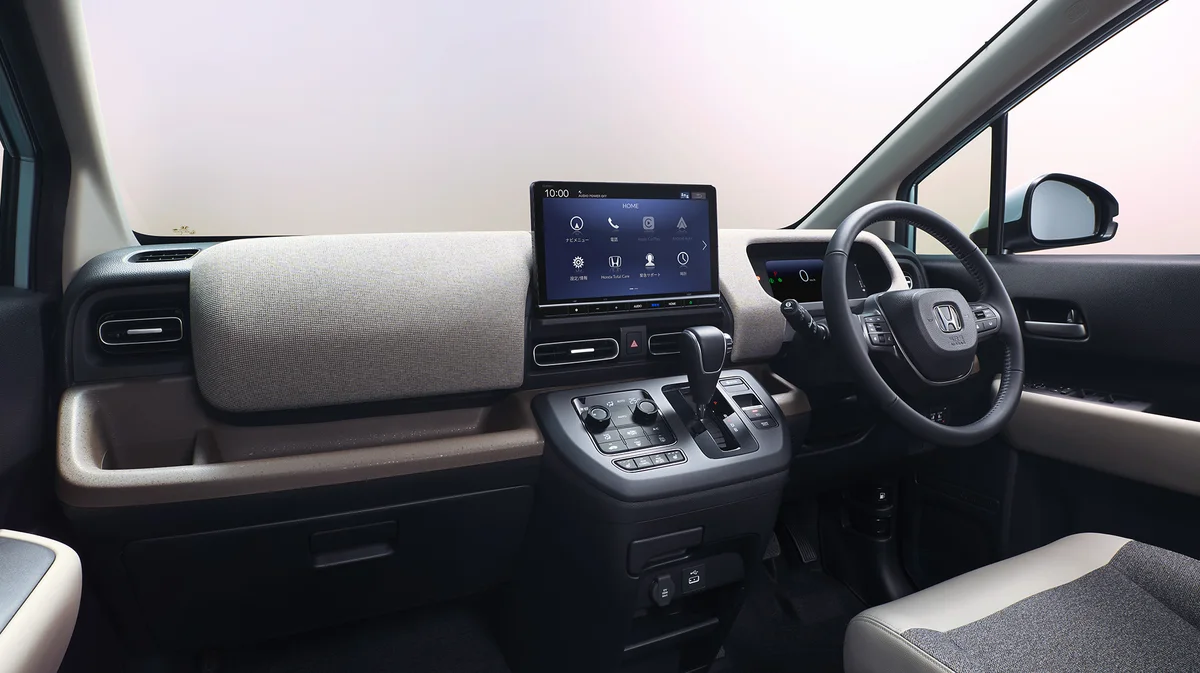 ホンダ フリード e:HEV AIR EX（FF・6人乗り）の運転席まわり。インテリアカラーはグレージュで、写真はメーカーオプション・ディーラーオプション装着車です。
