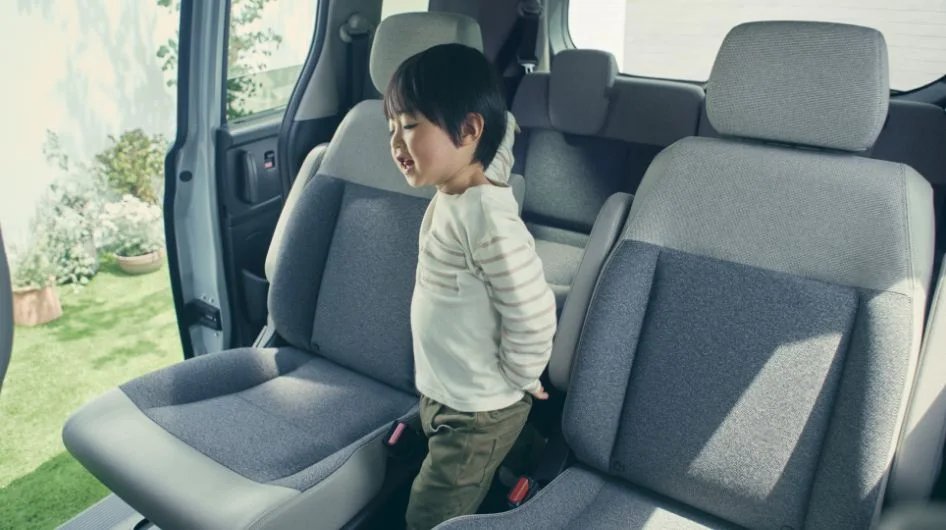 ホンダ フリード 2列目キャプテンシート装備車のウォークスルー。シート間を通って車内を移動できます。