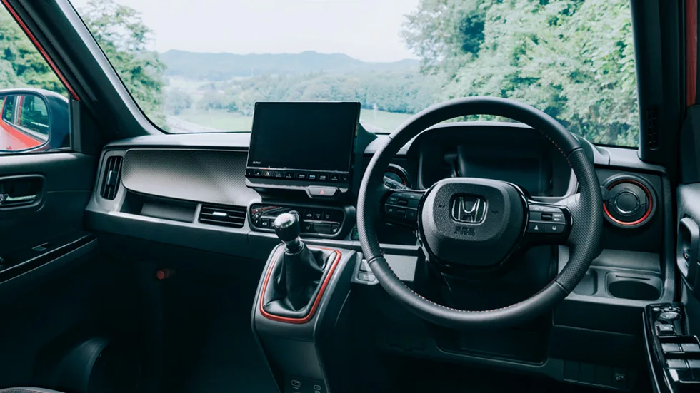ホンダ N-ONE RS〈6MT〉のインテリア。写真はディーラーオプション装着車です。
