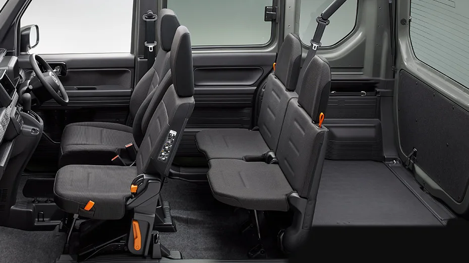 ホンダ N-VAN FUN(FF/CVT)の前席と後席。