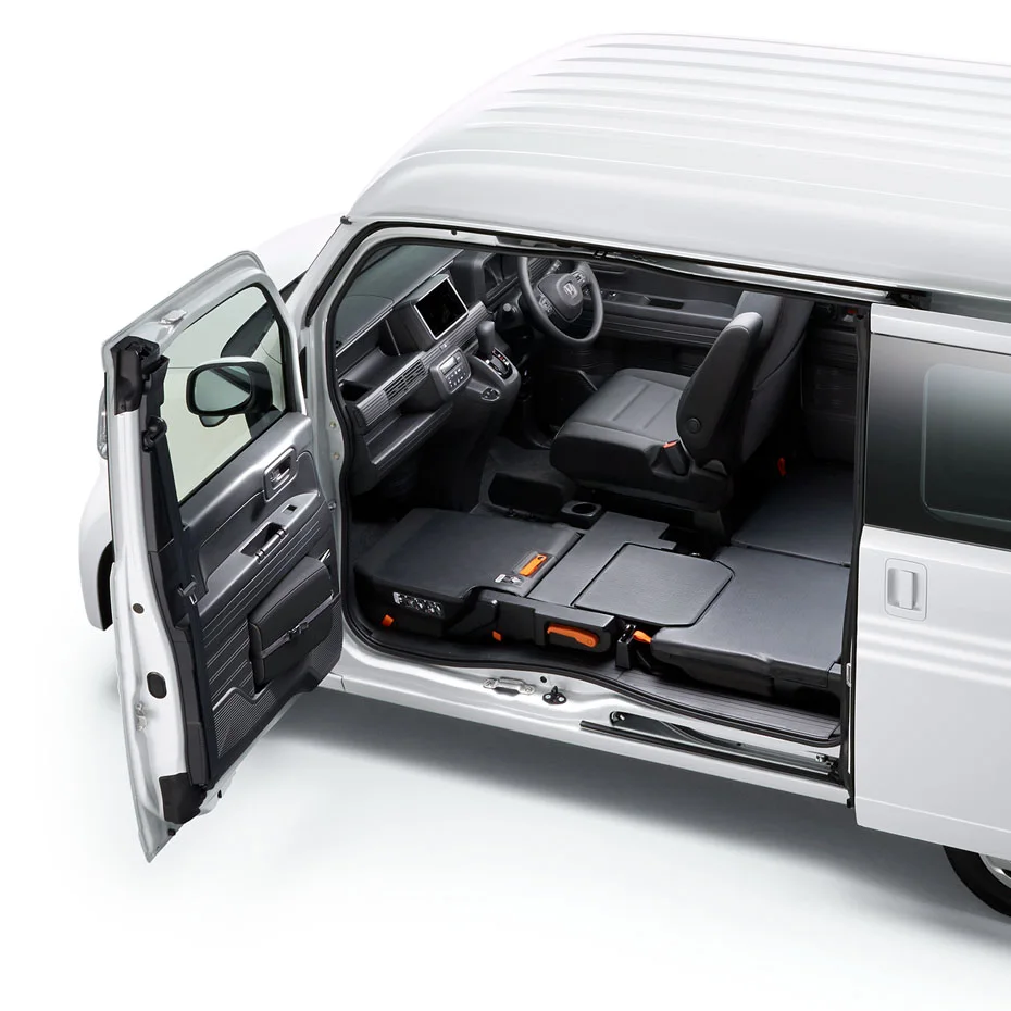 ホンダ N-VAN 助手席側ドアとスライドドアを開けた状態。