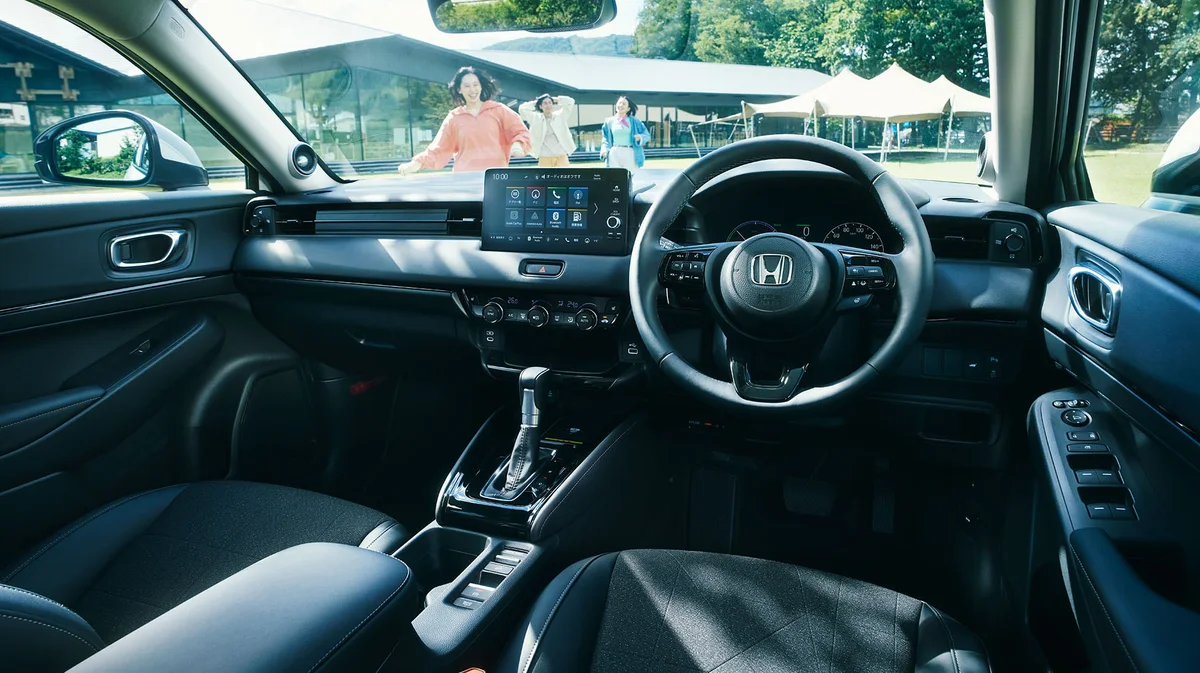 ホンダ ヴェゼル メーターとディスプレーを見やすい位置に置いた運転席まわり。