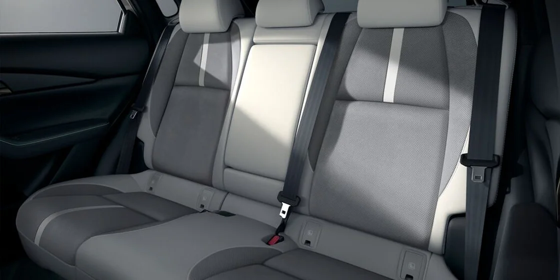 マツダ CX-30 後席の写真(マツダ公式サイト「室内・荷室」掲載)。