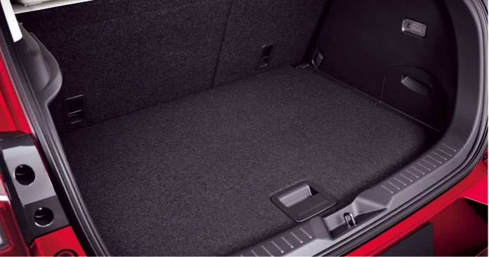 マツダ CX-3 ラゲッジルームの写真(マツダ公式カタログ掲載。フレキシブルボード上段装着時)。