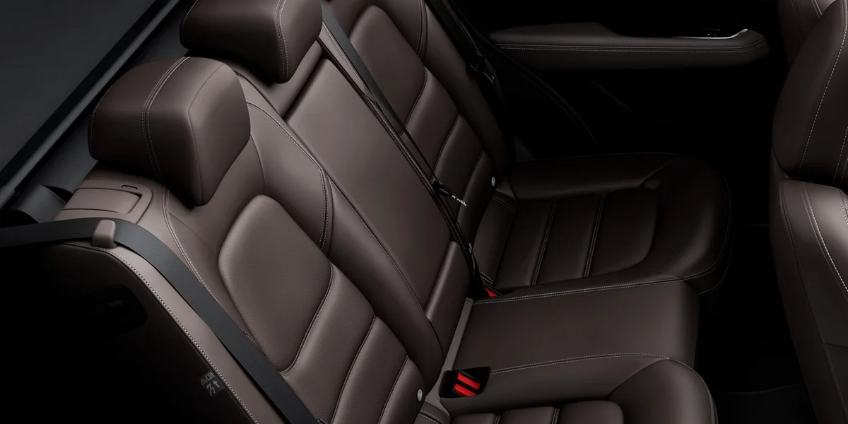 マツダ CX-5 後席の写真（マツダ公式サイト「インテリア」掲載。写真のシート色・素材はご案内グレードと異なります）。