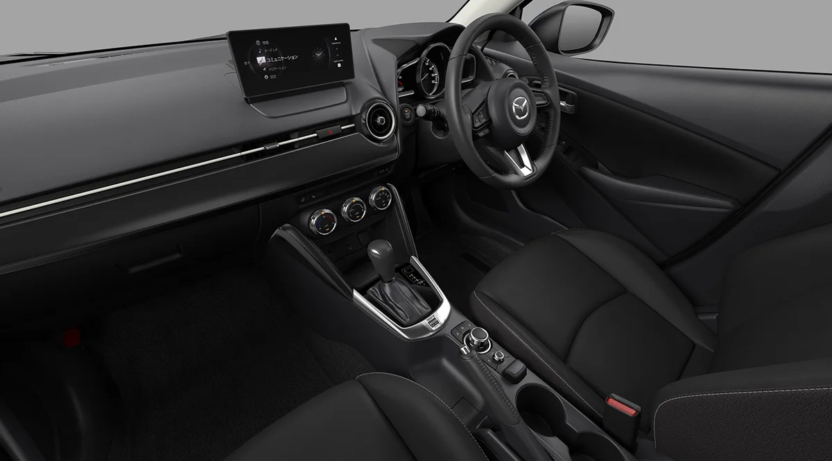 マツダ MAZDA2 クロスシート（ブラック）仕様の運転席まわり（マツダ公式サイト「インテリア」掲載写真）。