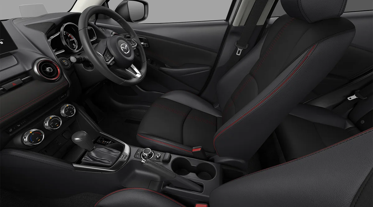 マツダ MAZDA2 フロントシートの写真（マツダ公式サイト「インテリア」の主なシート機能紹介より。写真は15 SPORT+の運転席6Wayパワーシート紹介用）。