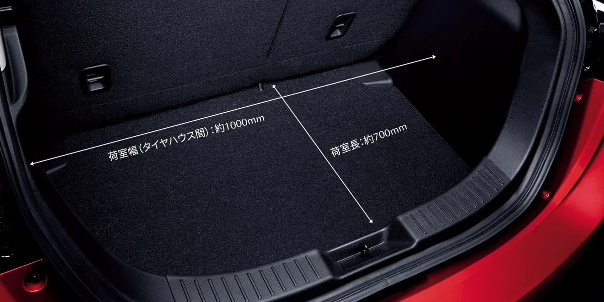 マツダ MAZDA2 ラゲッジルームの写真（マツダ公式サイト「ユーティリティ」掲載）。