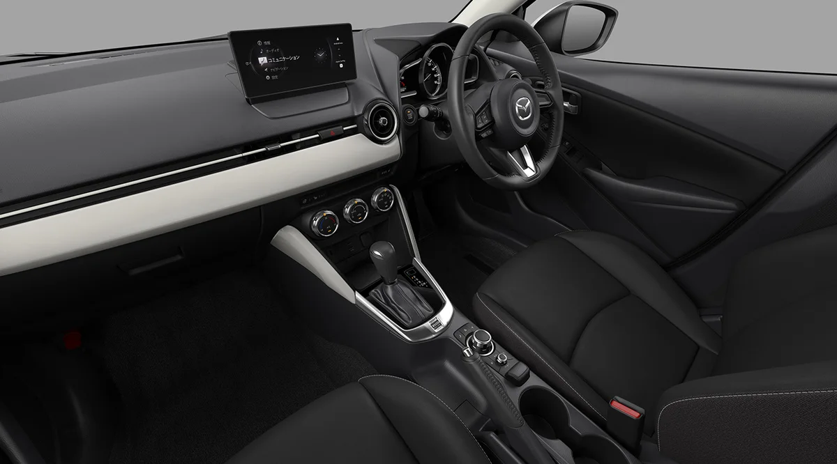 マツダ MAZDA2 明るい色のインパネを組み合わせた室内（マツダ公式サイト「インテリア」のカラーコーディネーション紹介写真）。