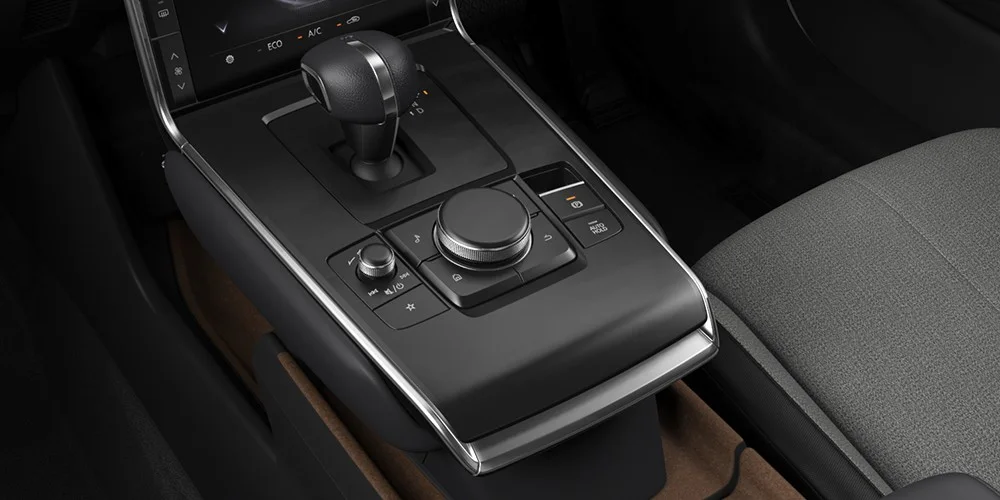 マツダ MX-30 シフトレバーとコマンダーコントロールを前方に配置したセンターコンソール。