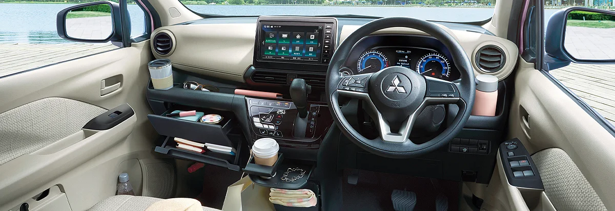 三菱 eKワゴン 「ここにこれが置ければいいのに」に応える収納を、運転席まわりに数多く配置しています。