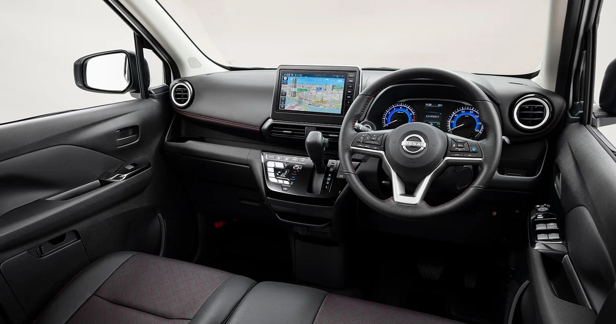 日産 デイズ ハイウェイスターGターボ プロパイロットエディションの運転席まわり（内装色プレミアム〈Z〉、ナビはディーラーオプション）。