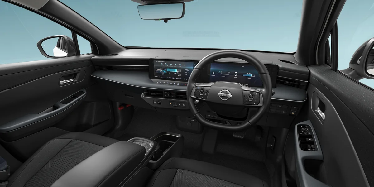 日産 リーフ B7 Xの運転席まわり(内装色ブラック〈G〉)。