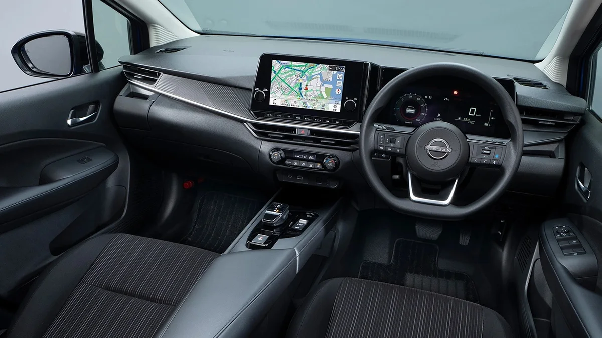 日産 ノート ノート X(内装色ブラック)の運転席まわり。写真の大型ディスプレイなどはメーカーオプション装着車です。