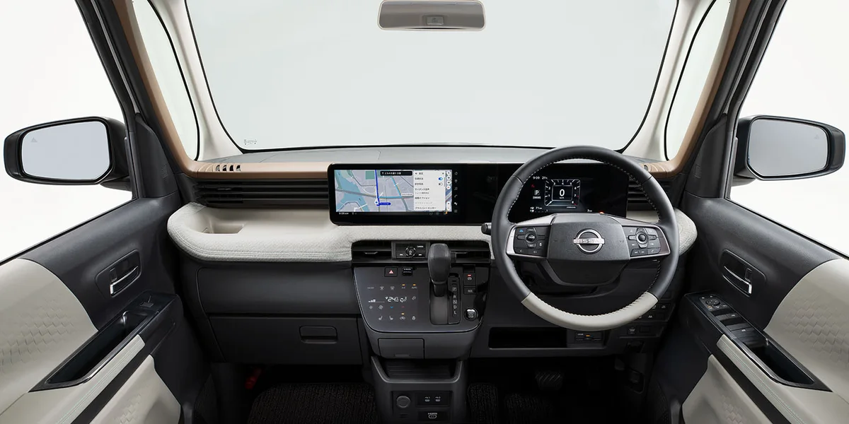 日産 ルークス ハイウェイスター シリーズの運転席まわり（内装色プレミアム〈Z〉はメーカーオプション）。