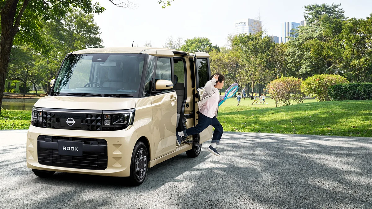 日産 ルークス 荷物を持ったまま乗り降りしやすい、スライドドアの開口部の公式写真です。