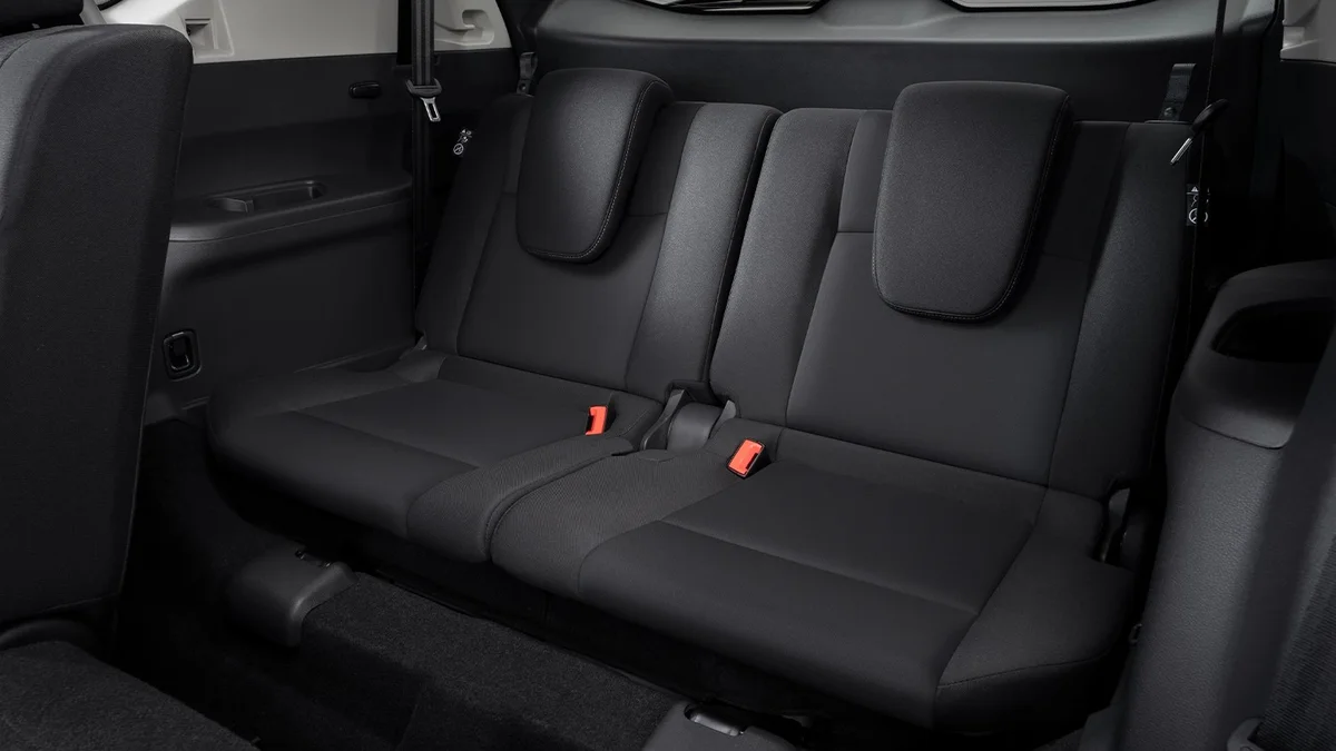 日産 エクストレイル 3列シート車のサード可倒式シート。