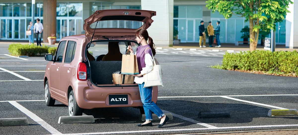 スズキ アルト 買い物袋を積み込むシーン（写真はL 2WD）。