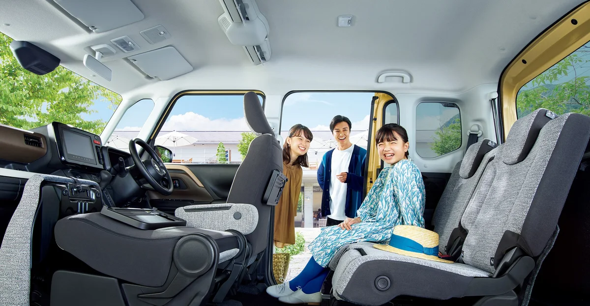 スズキ スペーシア スペーシア HYBRID Xの前席まわり。運転席と助手席の間を通って後席へも移動しやすいつくりです。