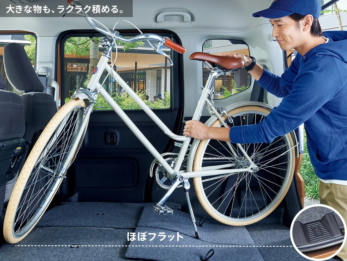 スズキ スペーシア 後席を格納すると床がフラットに近くなり、開口部には自転車の積み下ろしガイドがあります。