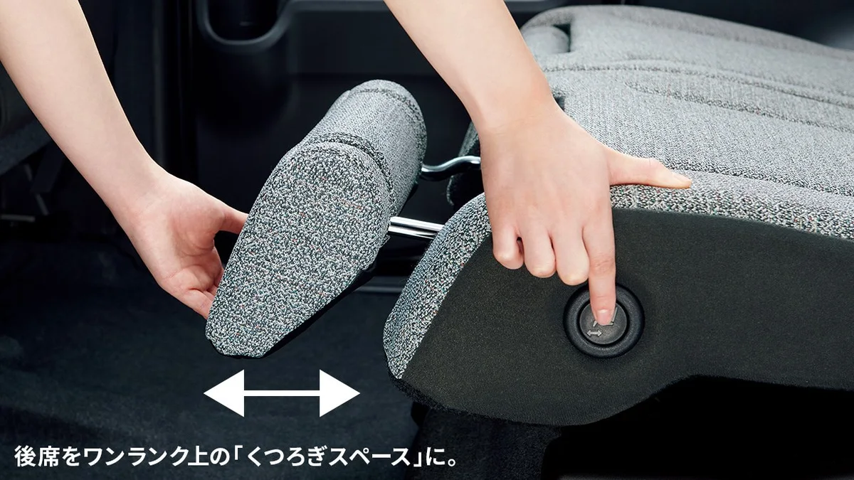 スズキ スペーシア HYBRID Xの後席に付くマルチユースフラップ。位置や角度を変えて使い分けます。
