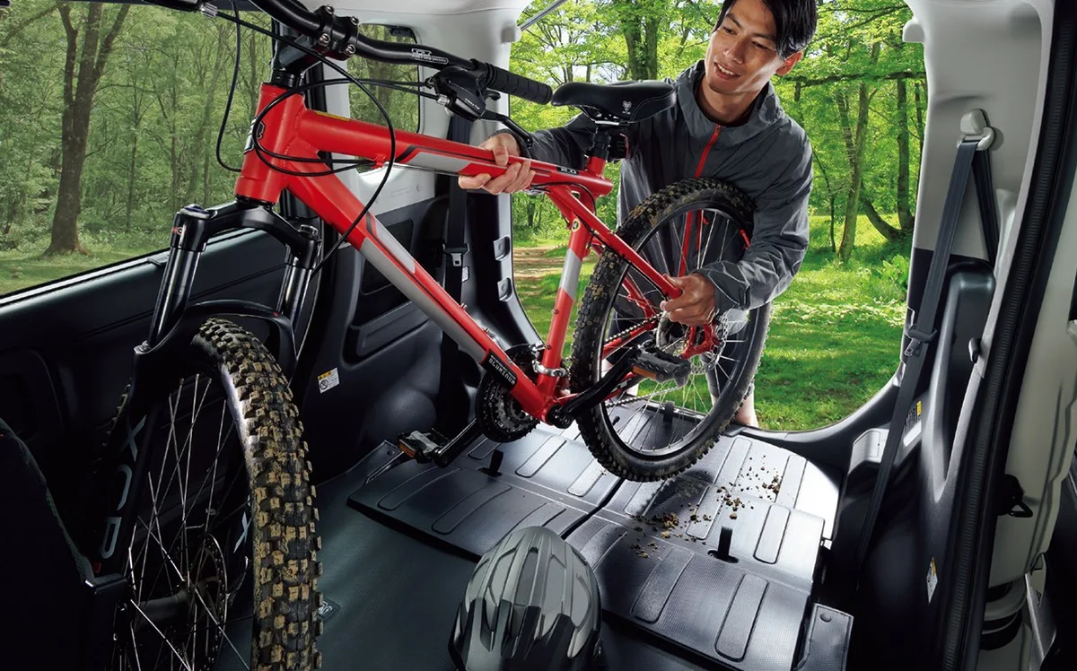 スズキ スペーシア ギア 後席を格納するとフラットな荷室になり、自転車も積み込めます。