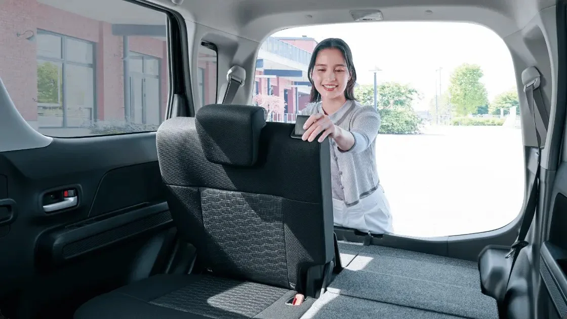 スズキ ワゴンR 後席の背もたれを倒せば広い荷室に。バックドア側からも倒せます。