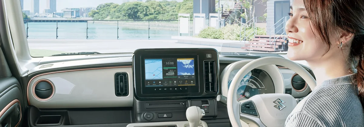 スズキ ワゴンR スマイル HYBRID Xのインパネ。光沢タイプのカラーパネルなどで明るい雰囲気です。