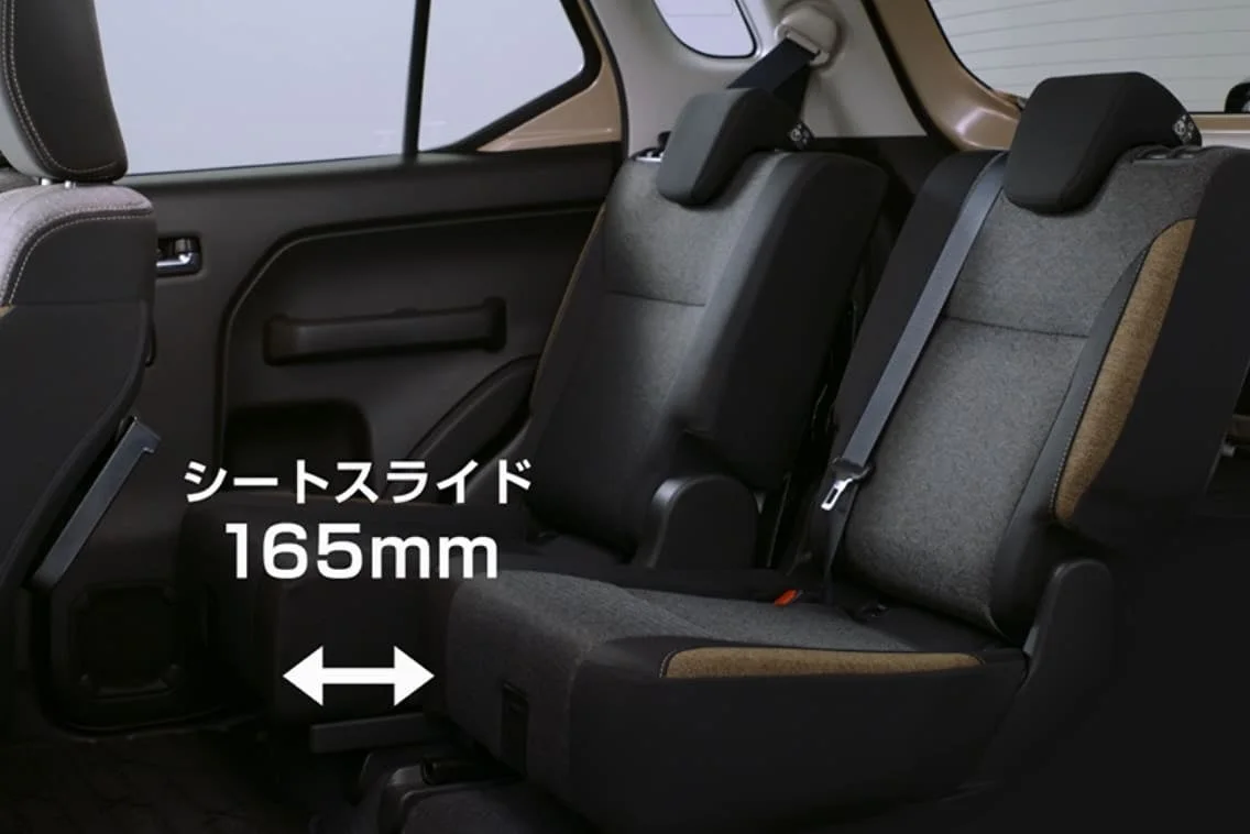 スズキ クロスビー 後席は165mmのスライドが可能です。