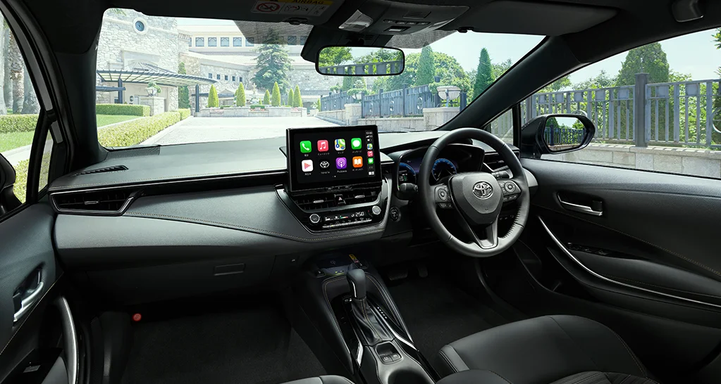 トヨタ カローラ カローラの運転席まわり。上級グレードW×Bは10.5インチディスプレイオーディオと12.3インチのメーター表示を備えます。