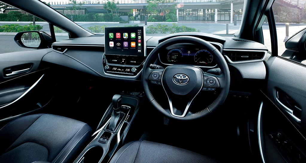 トヨタ カローラスポーツ カローラスポーツの運転席まわり。G“Z”は10.5インチディスプレイオーディオと12.3インチのメーター表示を備えます（写真はG“Z”）。