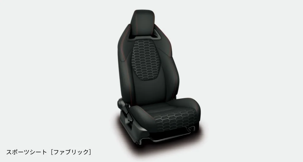 トヨタ カローラスポーツ G“Z”に標準装備のスポーツシート［ファブリック］。肩部の張り出し形状で、コーナーでも身体をしっかりサポートします。