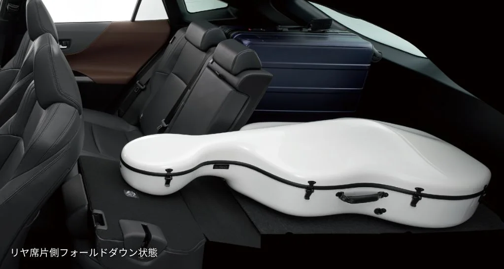 トヨタ ハリアー リヤシートの片側を倒して大きな荷物を積んだ例です。