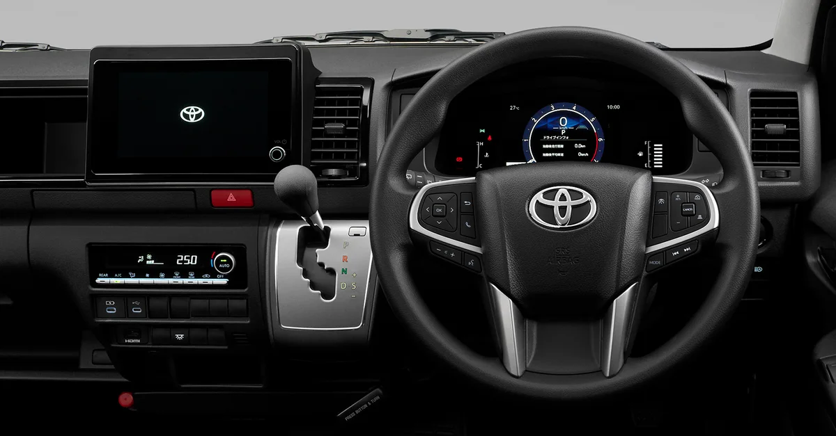 トヨタ ハイエースワゴン GLのインストルメントパネル。運転席まわりに操作系をまとめたレイアウトです。