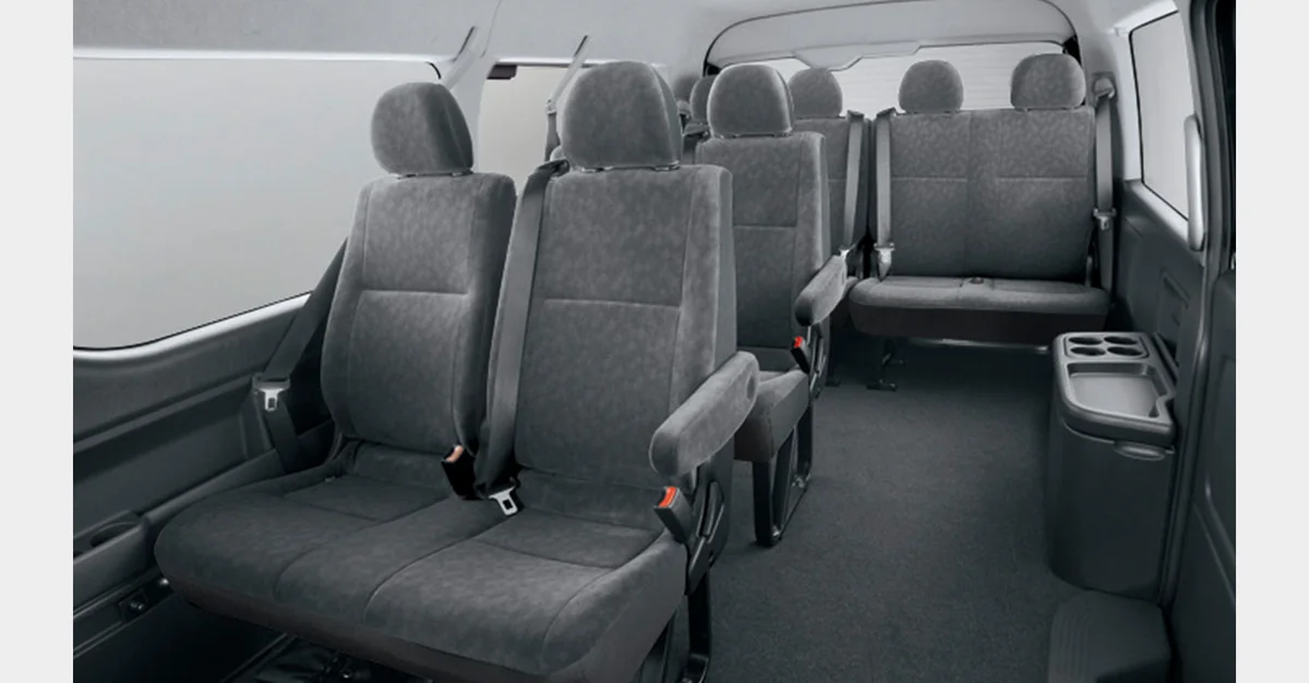 トヨタ ハイエースワゴン GLの後席。通路スペースが広く、車内を移動しやすいシート配置です。