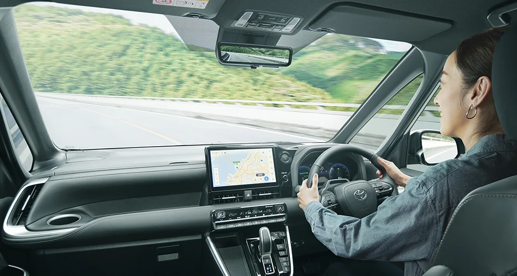 トヨタ ノア ノアの運転席まわり。メーター、上方に配置したディスプレイオーディオなどを連携させたレイアウトです。