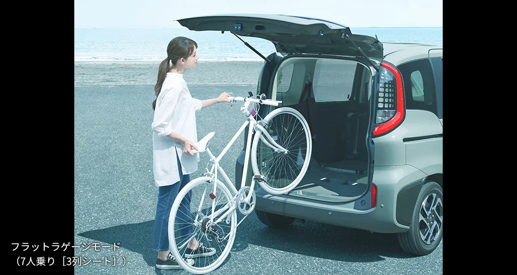 トヨタ シエンタ 7人乗りのフラットラゲージモード。2・3列目を格納すると自転車のような大きな荷物も積めます。