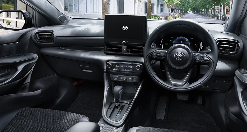 トヨタ ヤリス ヤリスの運転席まわり。メーター、上方に配置したディスプレイオーディオなどを連携させたレイアウトです（写真はZ）。